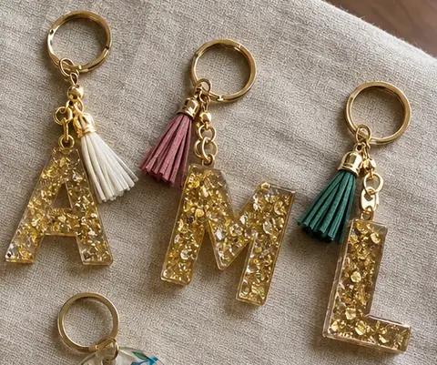 Llaveros de letras con glitter dorado